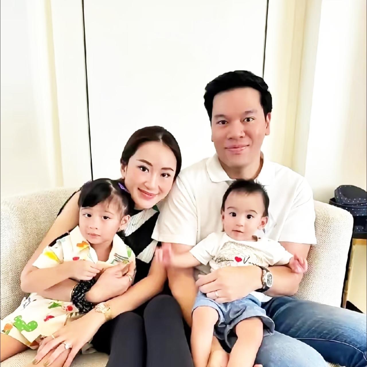 佩通坦不再当总理后的生活依然过得潇潇洒洒。日前她带着孩子到普吉岛冲浪，之后又回