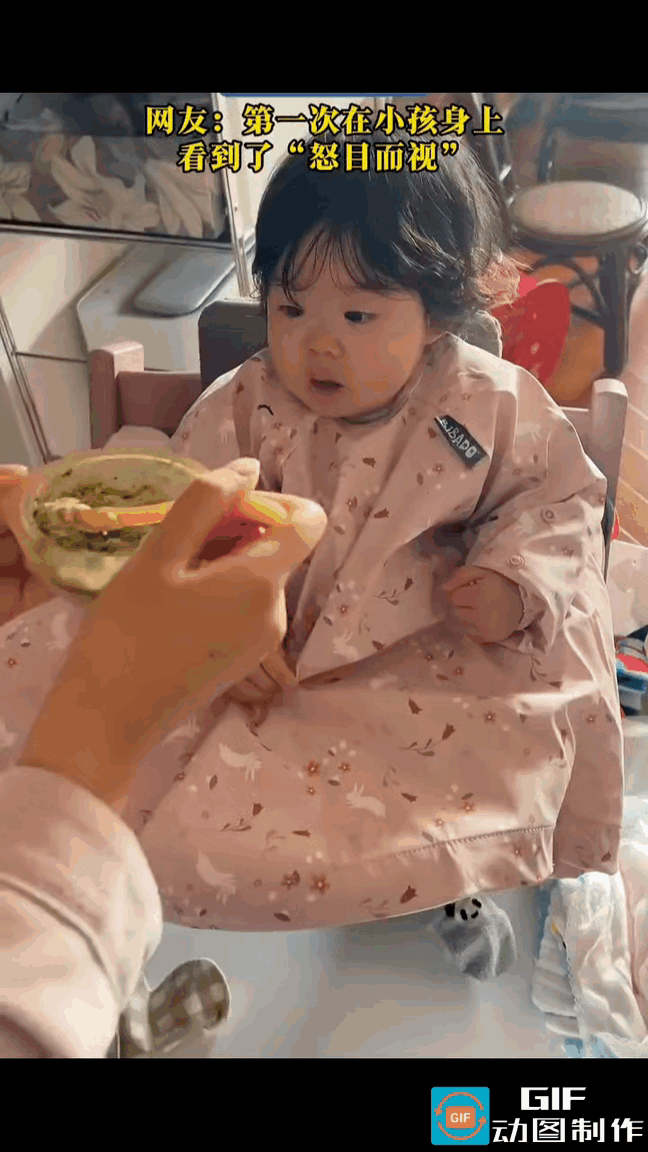 从未下过厨房的宝妈，平生第一次下厨给女儿做了一碗辅食。女儿毫不迟疑地吃下一口，