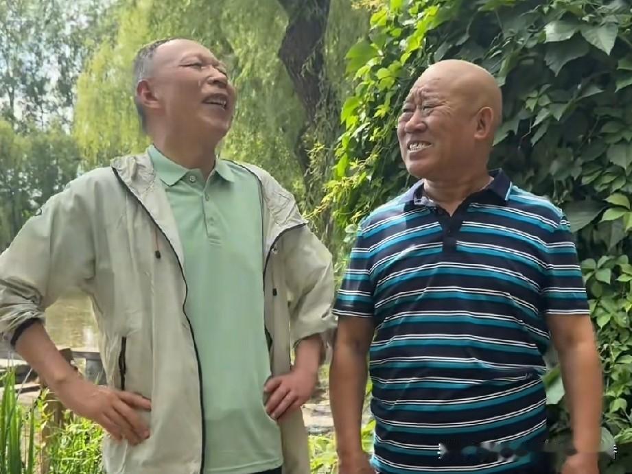 果然是人以群分、物以类聚，在演艺圈也是如此，李明和杜旭东两位老演员也可以归划到“