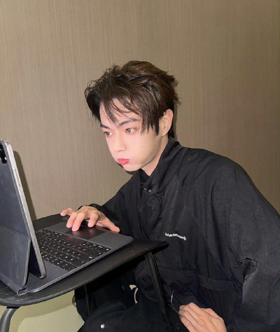 许凯的新营业自拍大户来的吧！嘟嘴照、酷照、玫红相机绝了