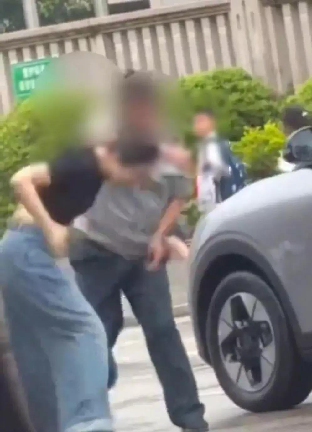 最近西安女子停车问题踢保安，被保安反手扇耳光的事儿闹得沸沸扬扬。一开始网上流传的