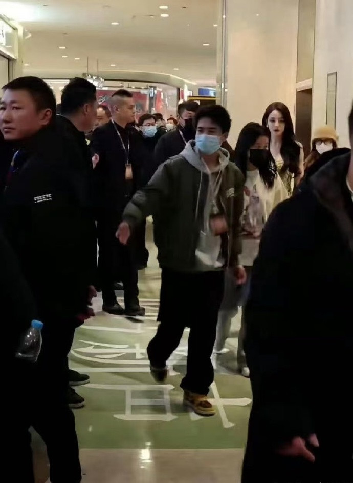 迪丽热巴现实中这么吓人的啊！？！！一直觉得她很漂亮是个浓颜系美女没想到现实生图更