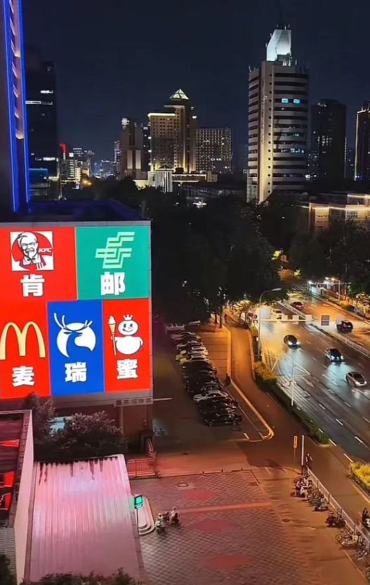 石家庄街头，人才啊，谁想出来的，连起来读一下