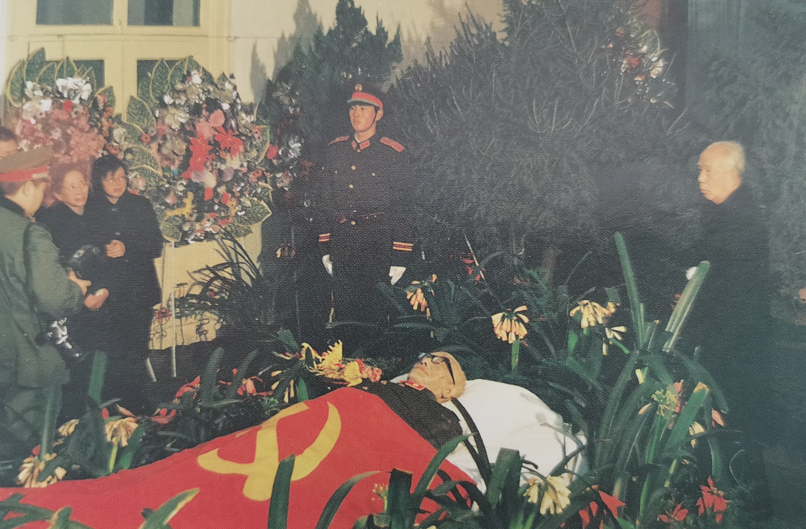 1987年，黄克诚大将逝世，享年84岁。请看他的遗体上覆盖着鲜艳的党旗。在黄克诚