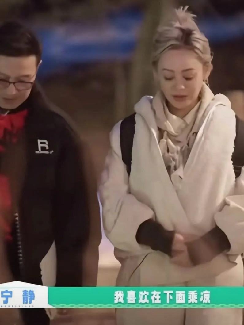 突然明白宁静为什么允许汪峰拉手因为汪峰特别会给女人情绪价值，宁静节目里说，汪