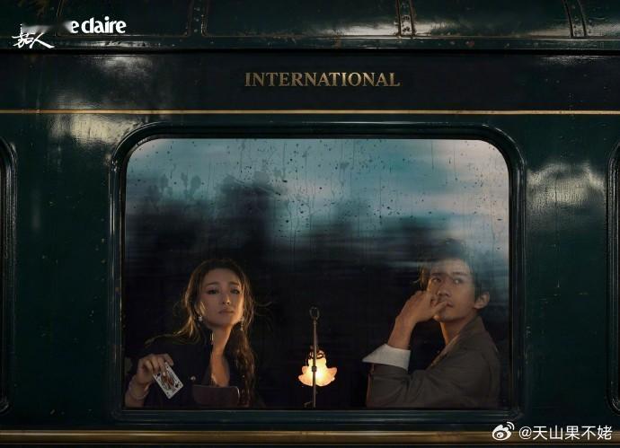 巩俐片场很少看手机巩俐片场不看手机只专注角色远离手机的干扰，巩俐将自己完全融进故