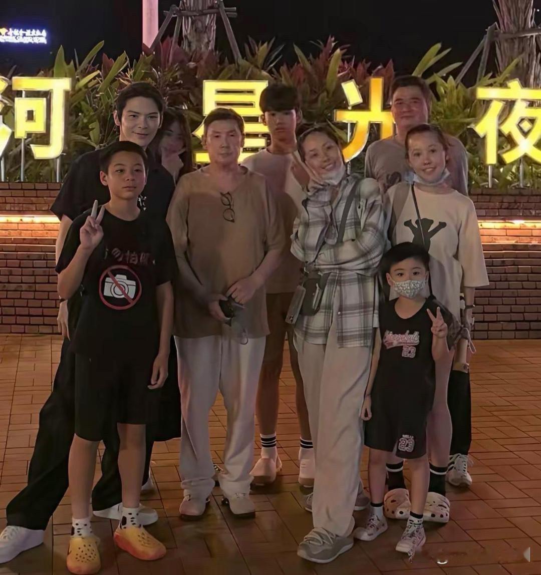 向佐又去台北看老婆岳父。一家十口聚餐，氛围热热闹闹。四十二岁的郭碧婷没化妆，坐爸爸旁边。她素颜脸色偏