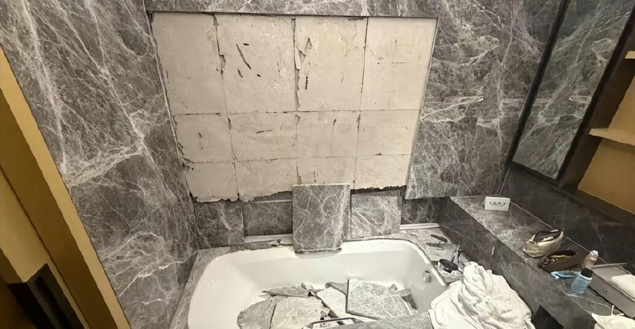 江苏南京，男子在酒店开了房，本打算脱光了放松一下泡个澡，结果刚进入浴缸躺好，头顶