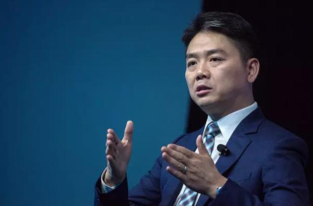 刘强东于宿迁故乡的一场宴席中，被友人问及当初为何迎娶章泽天。他讲了一句被席间众人
