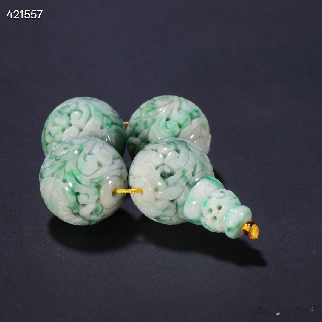 清代翡翠镂空雕花纹隔珠三通配饰。规格-珠径2.5cm重99.3g