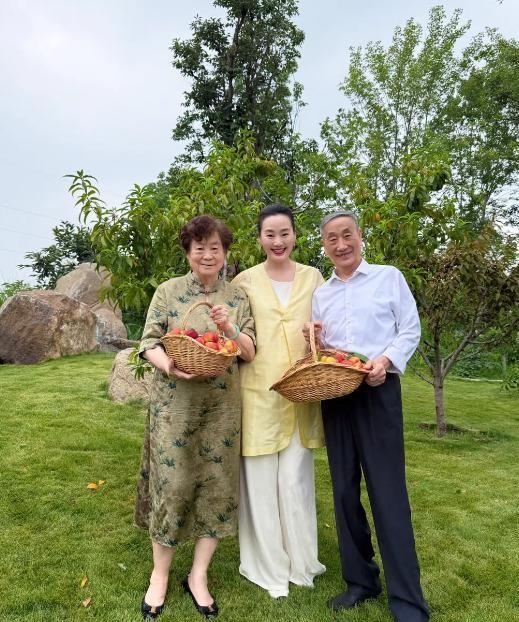 93岁和89岁的老人，看上去竟然像70多岁？这不是保养品广告，这是林依轮妻子西华