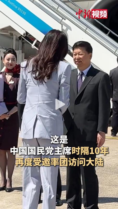 感觉郑丽文很朴素，从她穿的这一套浅紫色西装来看，背部的折痕不少，应该不是很贵，更