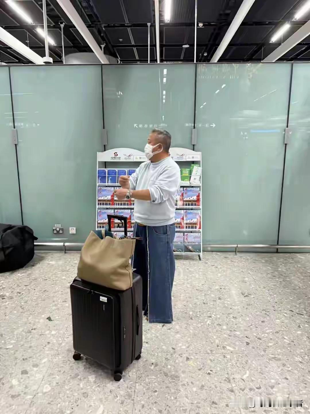 曾志伟的裤子好像他的人，看起来宽宽的，很宽广的感觉。曾志伟也是时髦的老人，特别