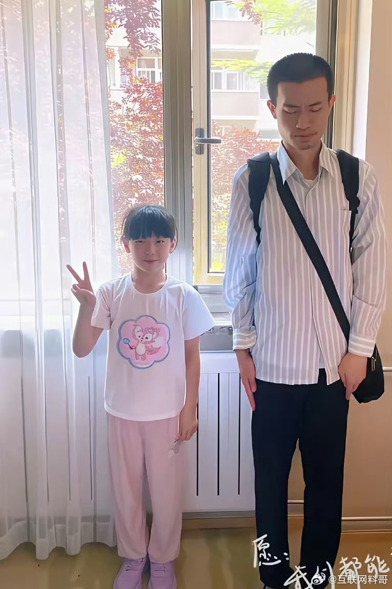真是心疼韦神。本以为韦神跟家里人合照是开心的，没想到从他的神态和姿势来看，明显是