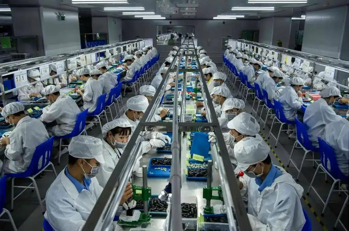 咱们国家七成以上的战略资源——原油、铁矿、锂矿、大豆——全都严重依赖进口。这放在