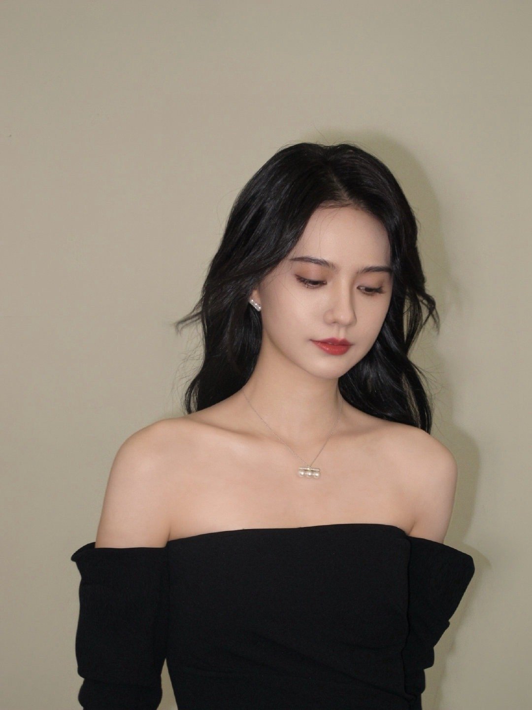 姜佩瑶黑色抹胸长裙，清冷氛围感大片
