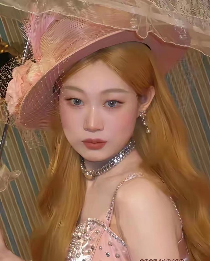 王亚飞又给沈佳润化妆了，听说一次妆容价值挺大额的，但不得不说很有贵气感