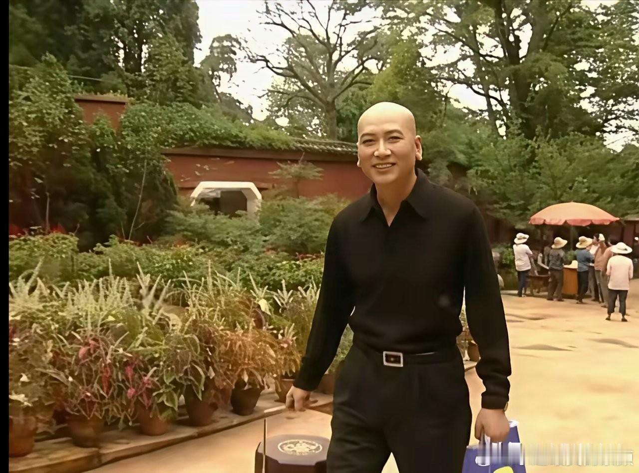 很多人并不清楚陈丽华和迟重瑞这对姐弟恋当年结婚在内地的轰动程度，这么说吧，打个也