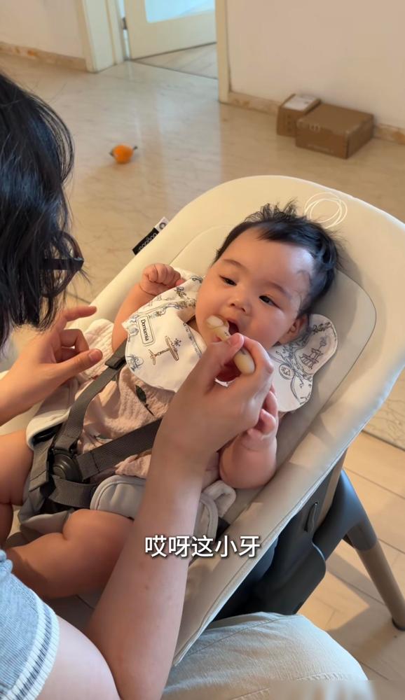 小谢作为一个毫无带娃经验的育儿嫂，看到她让小友谊躺着吃米糊，很多网友纷纷指责到：