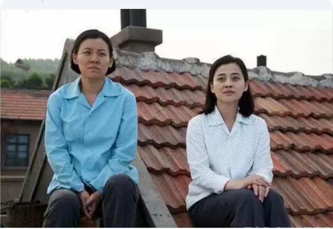 [吐舌头眯眼睛笑][赞]真不敢相信，《父母爱情》中土得掉渣的乡妇江德华，饰演者刘琳竟是一副冰