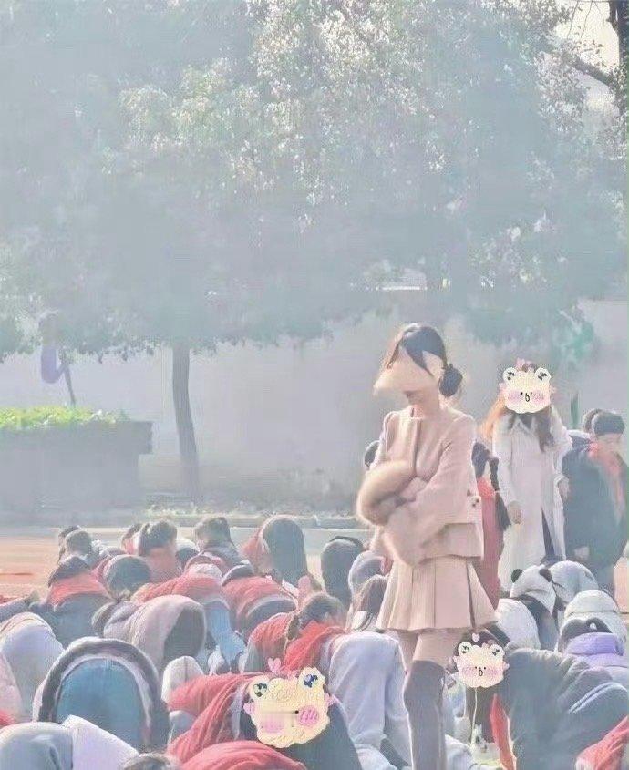 女老师可以穿裙子，但裙摆至少要在膝盖以下吧！​​​