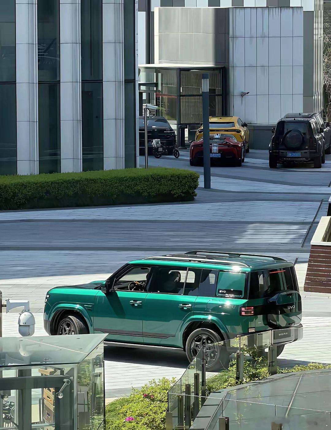 报告发现新车比亚迪T17网友发来谍照，车牌上明明白白写着“BYDT17”