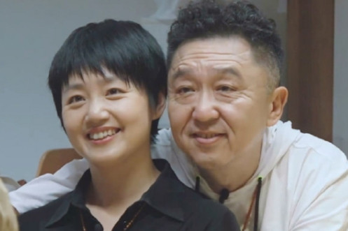 1998年，29岁、一穷二白的于谦爱上了19岁的白慧明。白父说:“我女儿不能找个