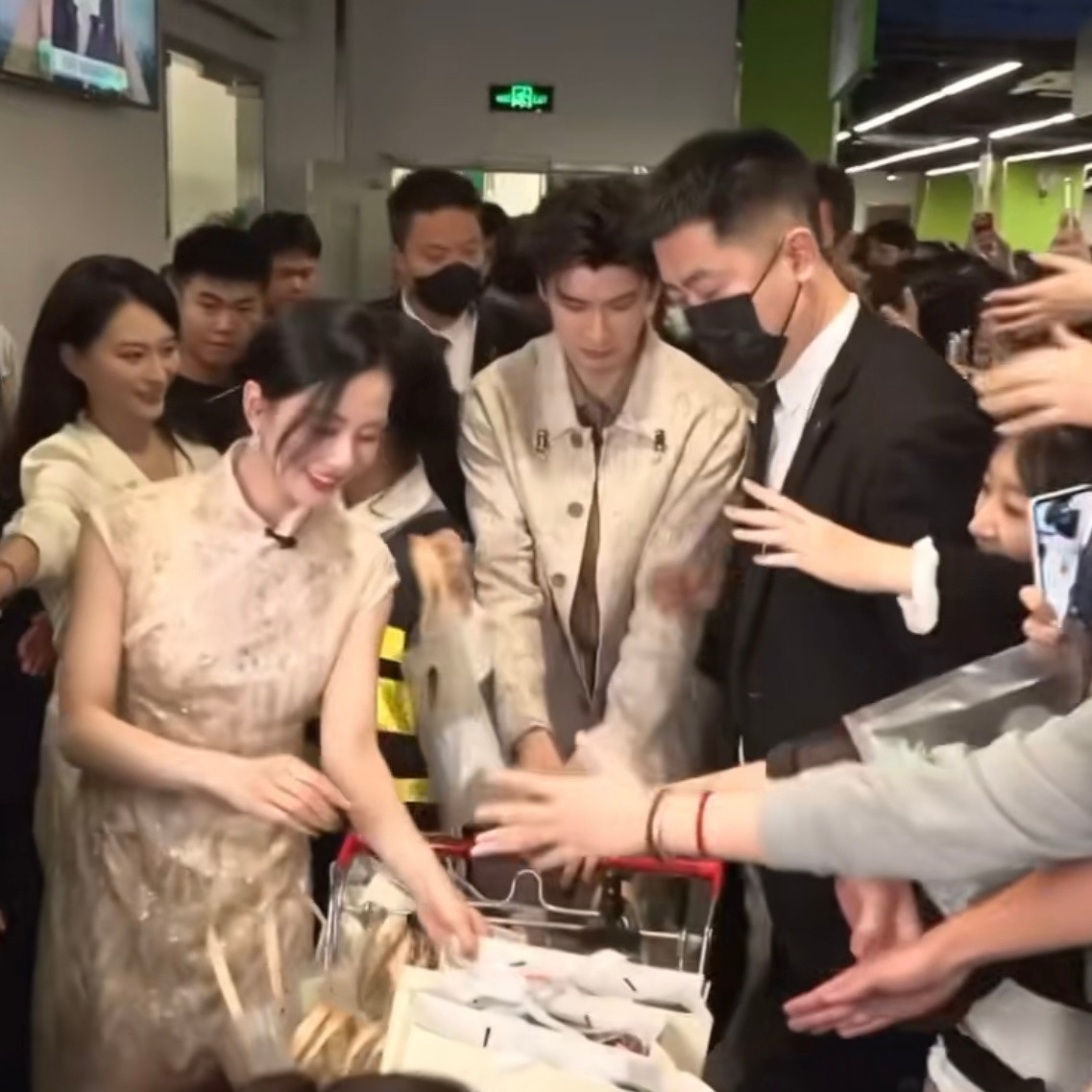 姐姐姐夫今天穿得跟办回门宴似的淮水竹亭扫楼​​​