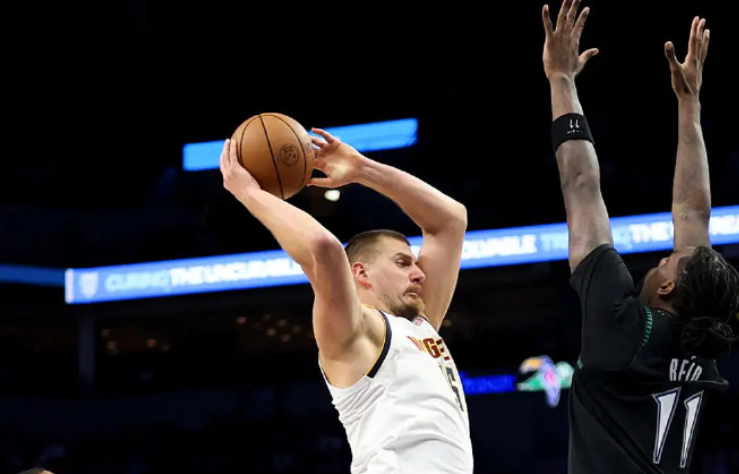 历史第三人!约基奇开季三连三双统治联盟,10投9中打爆森林狼内线