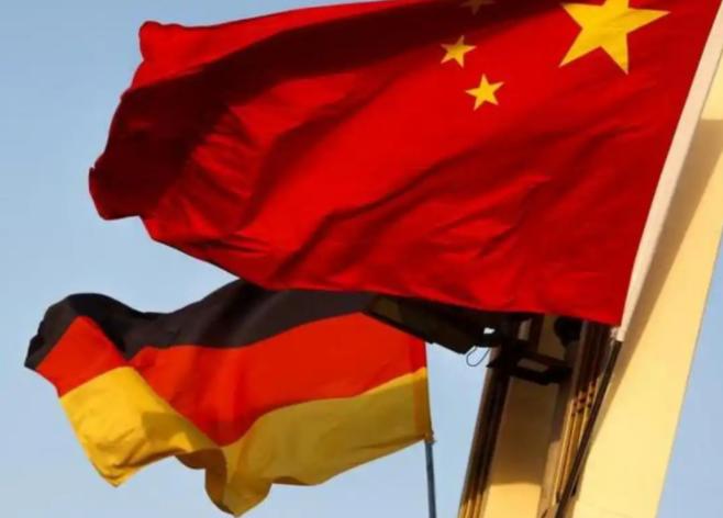 德国总理默茨的飞机还没落地，中国上千吨稀土已先抵达汉堡港，结果德国经济部立刻叫停