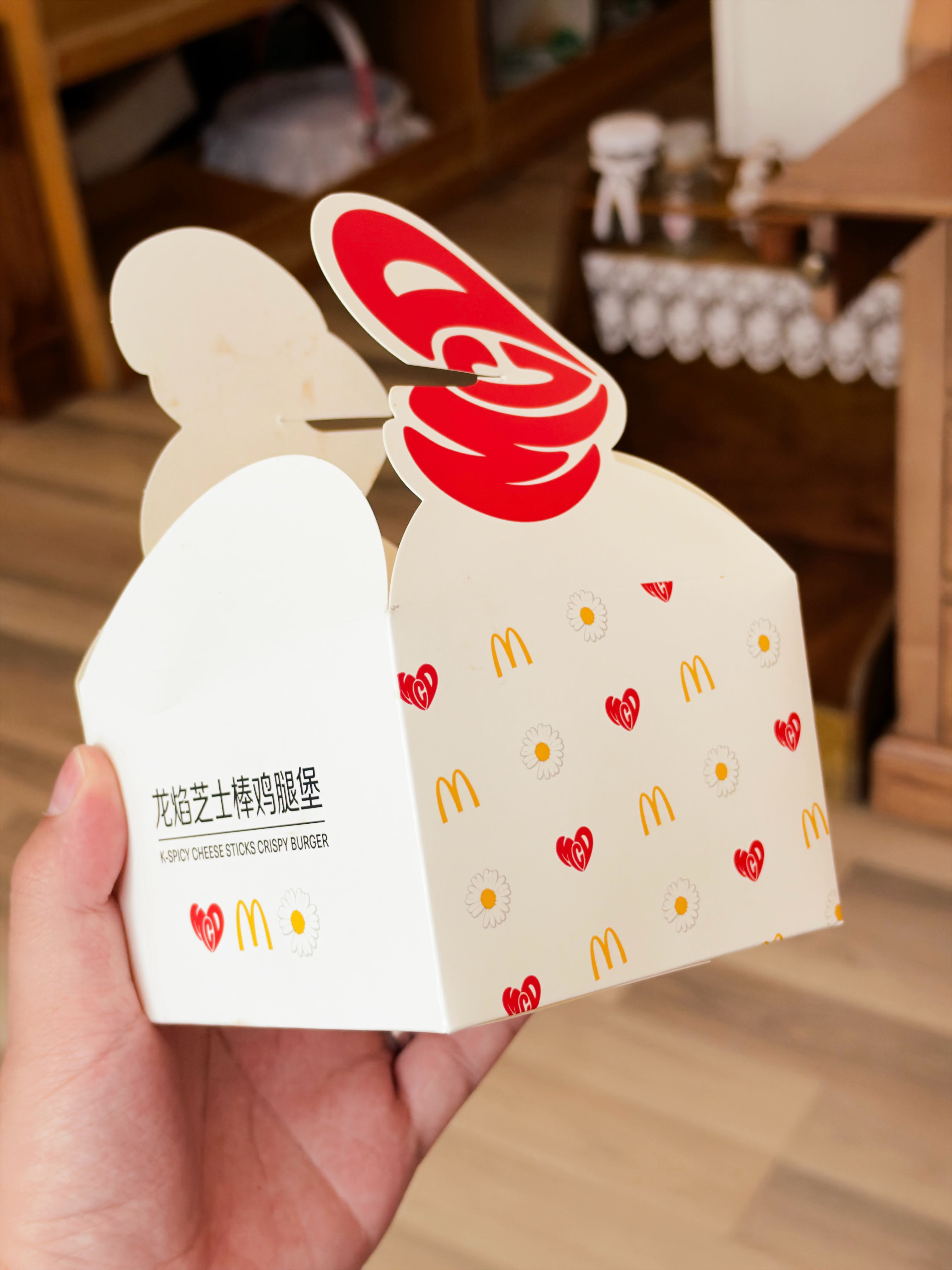 麦当劳新出的龙焰芝士棒鸡腿堡，尝了一下～和权志龙联名的新包装，简简单单又好看。这