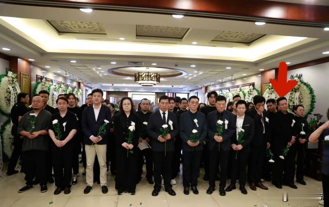 阎维文送别弟子龚爽37岁英年早逝太痛心真的难以接受，37岁青年歌唱家龚爽的告别仪式，她的恩师阎维文到