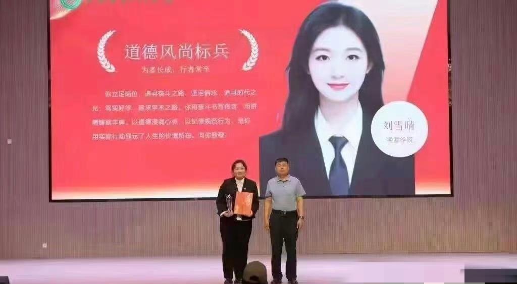 颁奖嘉宾都上来了，获奖的人怎么没上来呢？