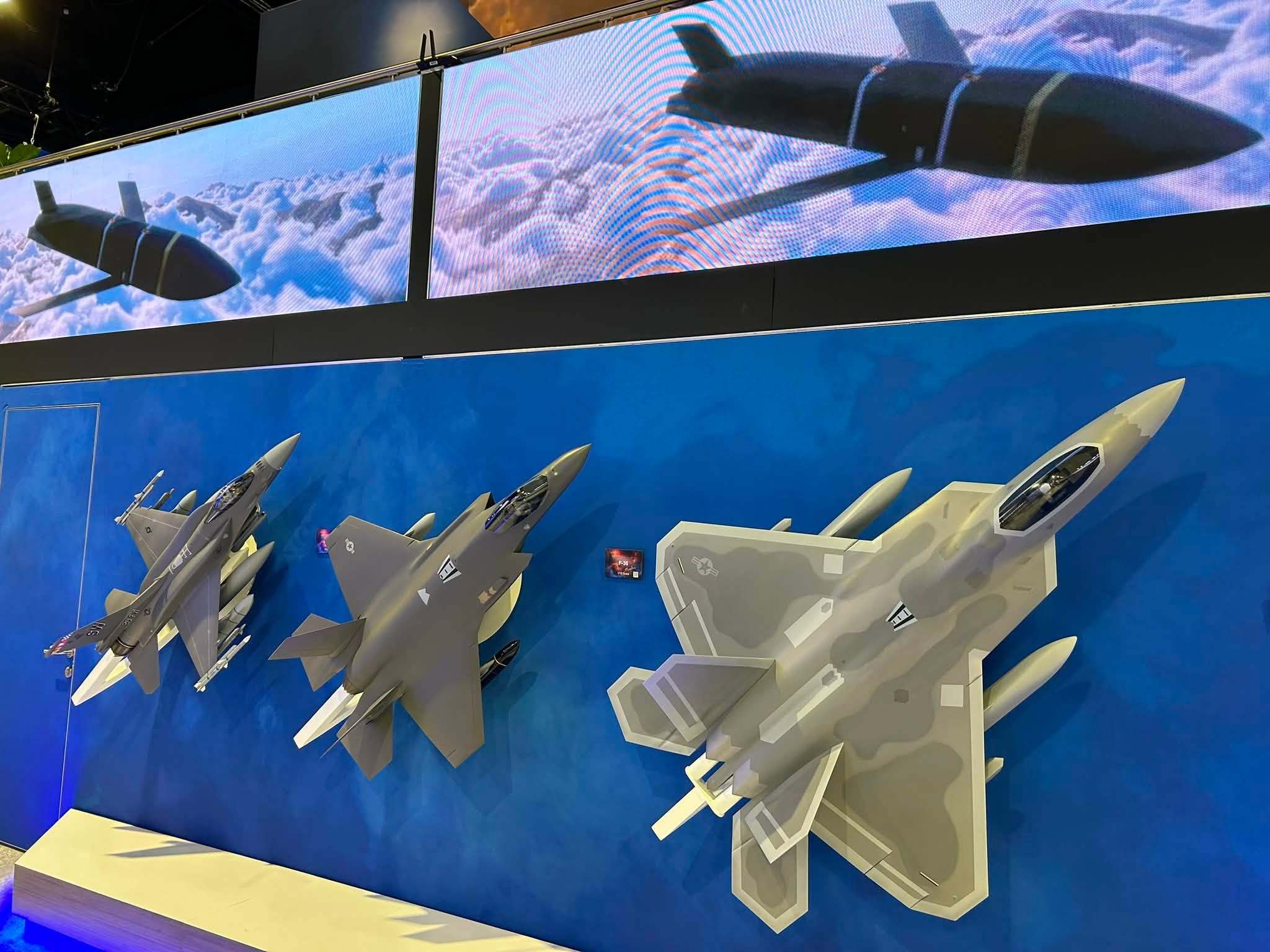 洛克希德·马丁公司在2026年美国空军协会(AFA)空天网络研讨会上的展台，又一次展出了携带隐身武器