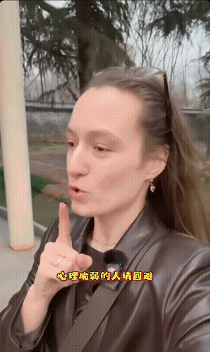 *中国的月亮可真圆呐！法国游客上个厕所，直接整破防了！就是这么离谱，让老外破防