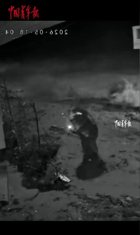 “泥塑的金身！”近日，云南，一位村小组组长的事迹刷了屏。山洪和泥石流袭来，他却逆