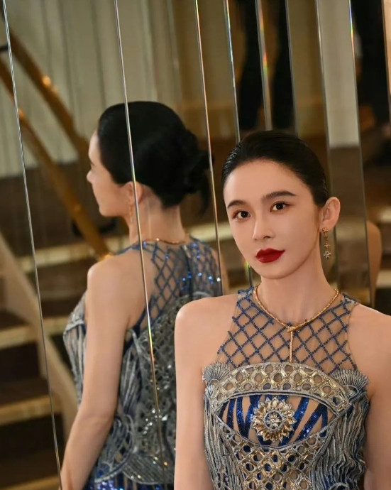 赵樱子太尴尬了！5月13日，赵樱子突然发布了一条求助微博，说自己马上要走戛纳红