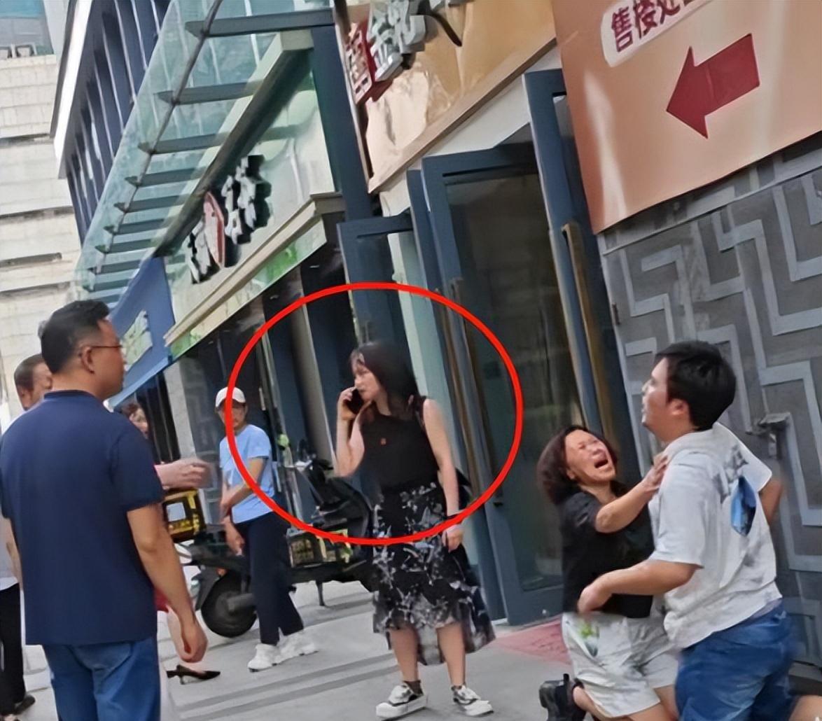 “太过分了！”江苏一男子月入十万却当众下跪，控诉妻子的背叛和失职，孩子在一旁被吓