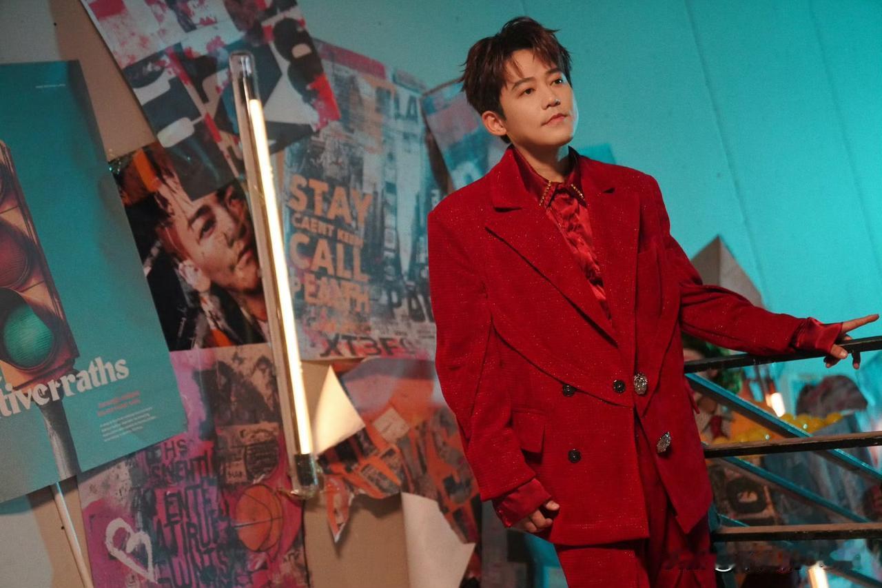 11月13日，陆虎官宣成为海马体轻婚纱代言人，虎子又接新代言啦。陆虎和陈曌旭在一