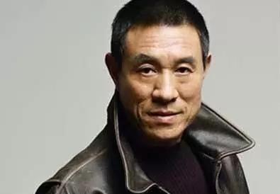 2017年，63岁的杜志国三婚不久，又看上了45岁的杨女士，还送了房子钥匙。没多