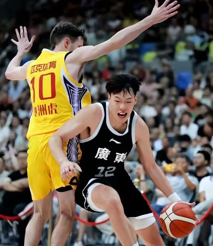 张昊要想达到周鹏的水平，需要做到四点:1.防守更加强硬，机动，灵性。周鹏从防