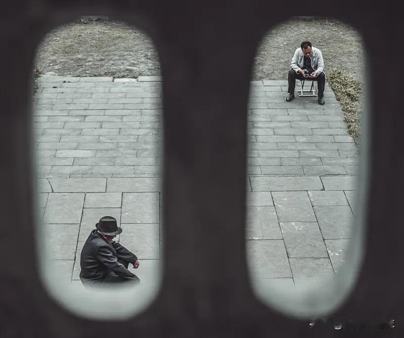 富人支付方式大部分用支付宝，穷人用微信支付的更多，经常摆摊卖袜子发现了这个规律。