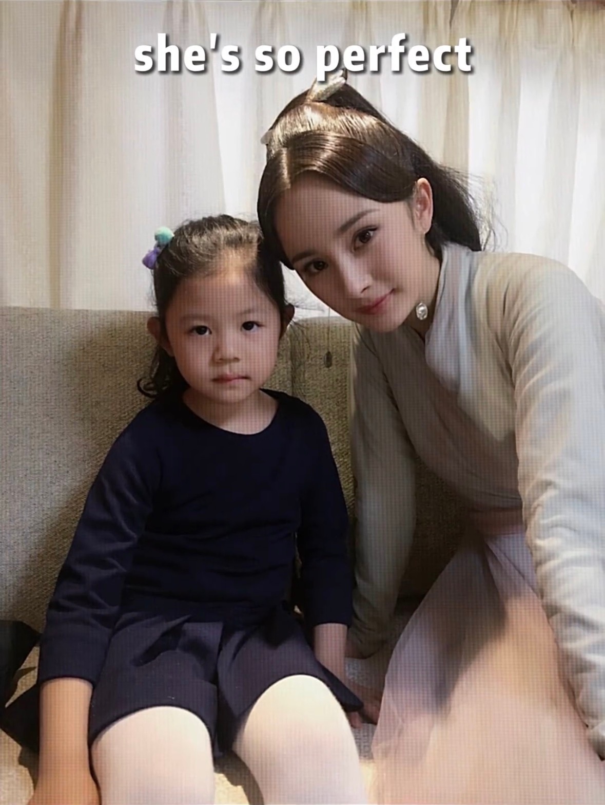 杨幂抖上一个达人晒出自己小时候和杨幂在拍三生三世十里桃花时候的合影，并配文：