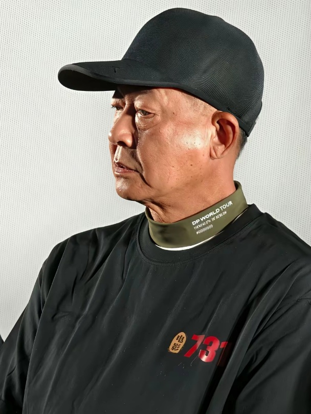 这是王志文的照片，在影片《731》首映式现场。他年轻时演的丁元英和方言，仿佛