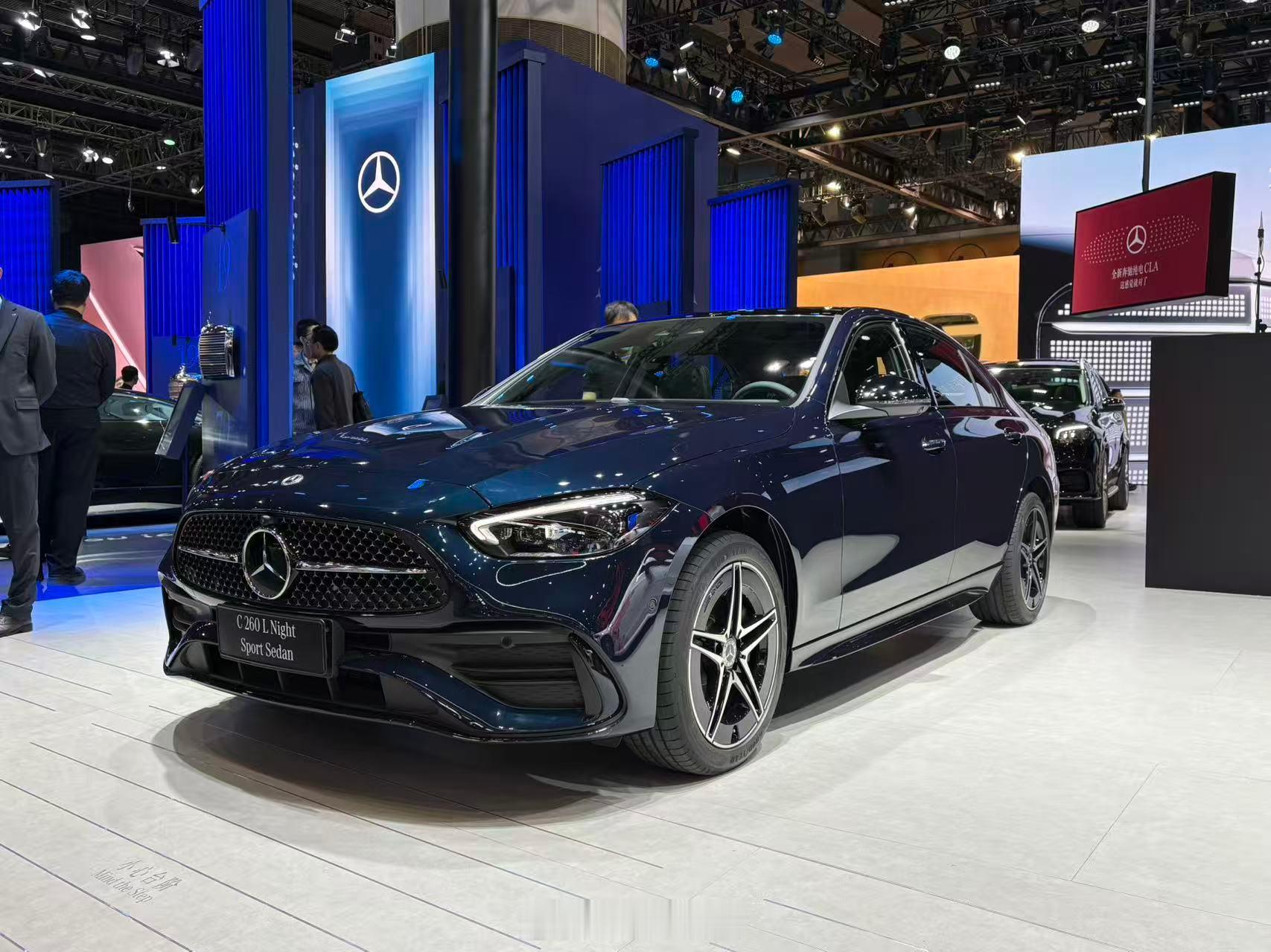 展台上几款主力车型也都来了，并且TA们迎来了集体焕新，新增了经典版车型，配置上更