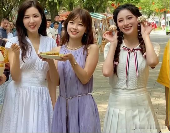 难怪曾黎会成为央视几十年来难的遇见的校花，皮肤白皙细腻，五官立体，连半点皱纹也没