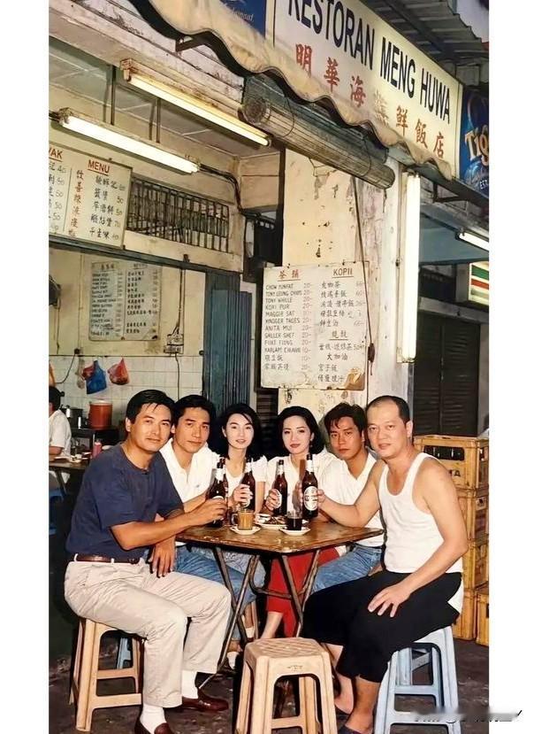 一张很有年代感的老照片，当年这些聚餐的香港明星们，个个风华绝代！时光飞逝，而今大