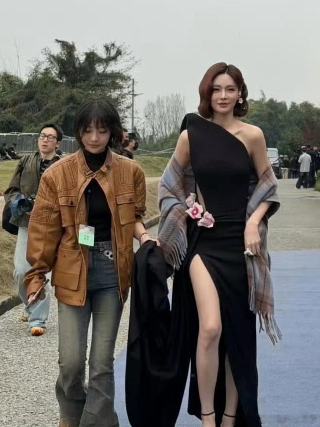 沈梦辰这身高得多高呀，难不成是其他人都为她穿了平底鞋？
