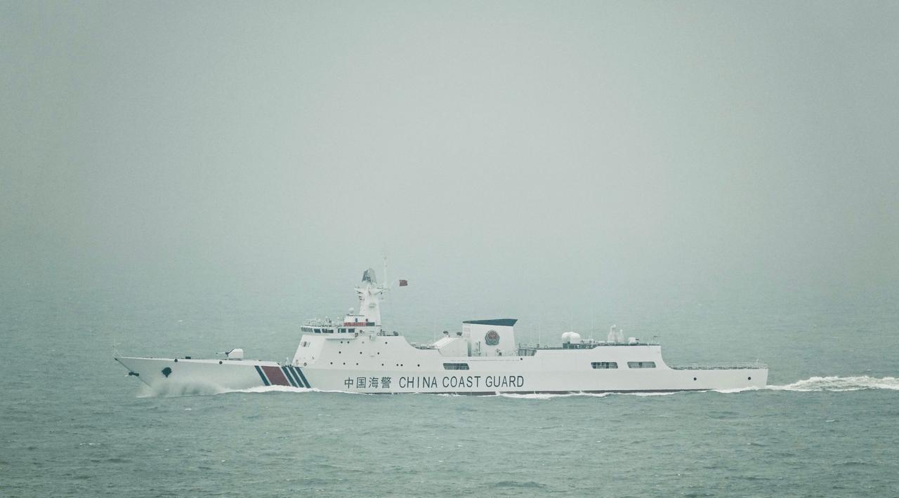 中国海警的第一艘7000吨级巡逻舰，正式服役了。这是在人民海军052D神盾驱逐舰