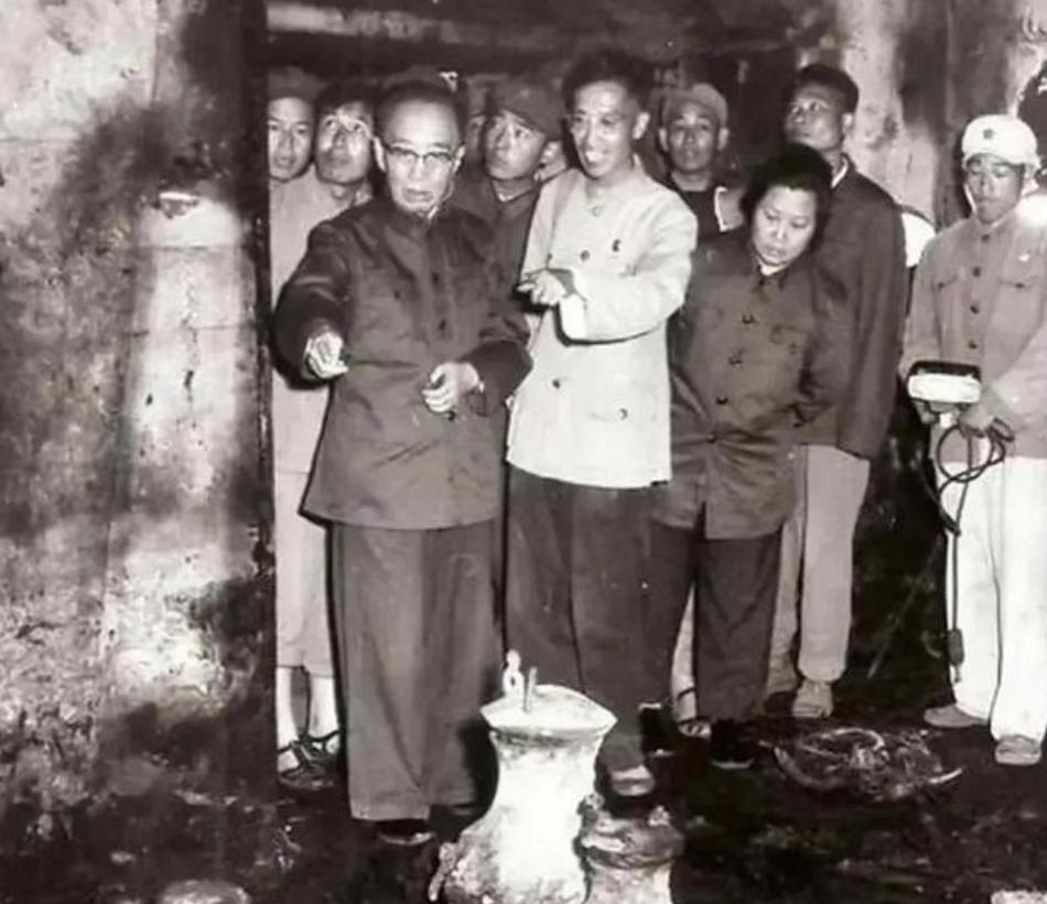 1958年，地宫的大门被推开的瞬间，考古队员们惊呆了。地下25米处，五座大殿